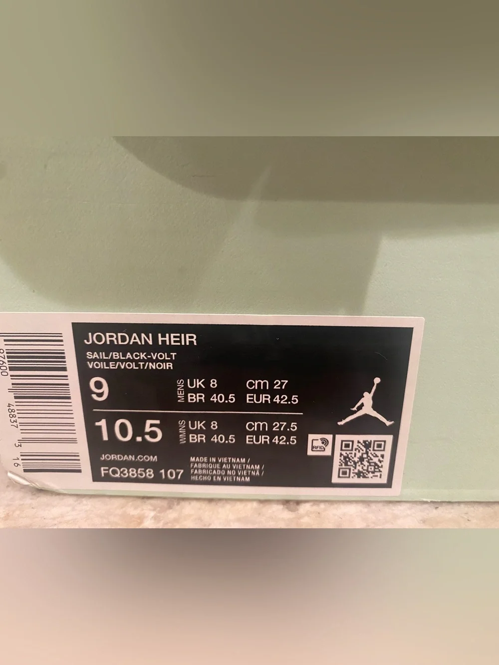 Jordan Men’s White & Neon Yellow Low-Top Heir. NWT Sz 9 Never worn MSRP $110